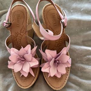 BORN SUPER CUTE WEDGES 🌸❤️🌸 Darling wedge with flowers on top 🌸❤️🌸